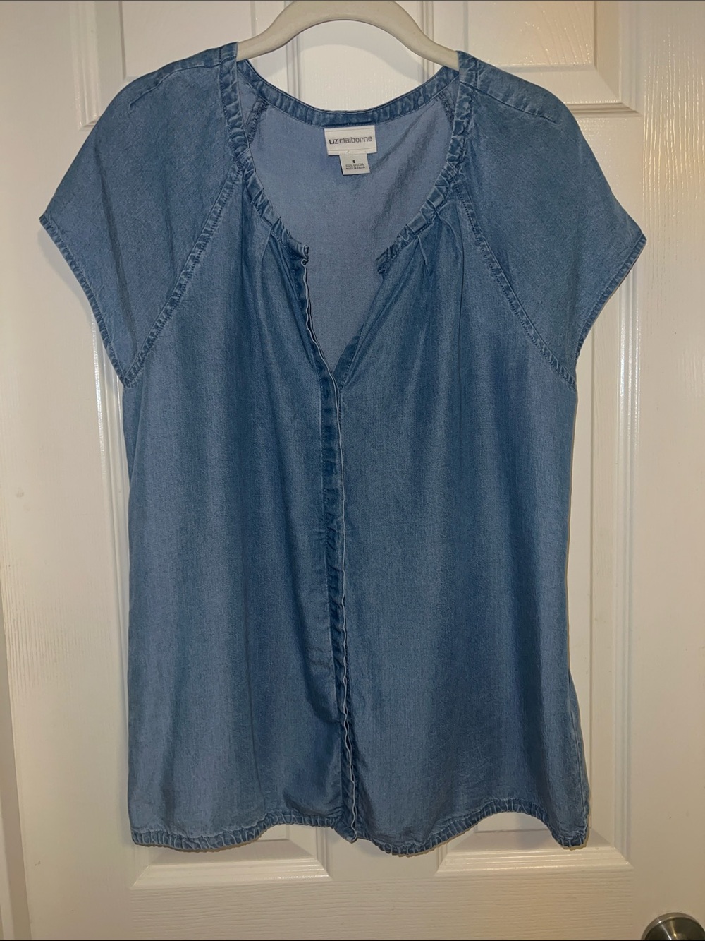Liz Claiborne Denim-Look Chambray Short Sleeve Top in Women’s Size Small